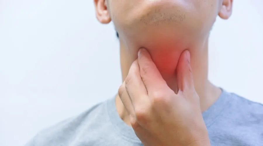 ما هي أعراض التهاب الحلق الناتج عن ارتجاع المرئ ؟
